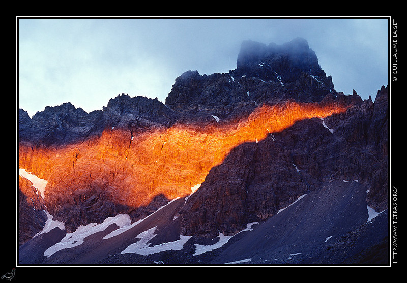 Alpes du Sud : Les premiers rayons du soleil clairent, entre l'ombre de la Tte de la Frma et les nuages, le Brec de Chambeyron