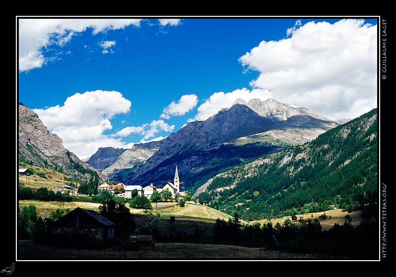 Alpes du Sud : Nuages et soleil sur le village de Saint-Paul-sur-Ubaye et la haute valle