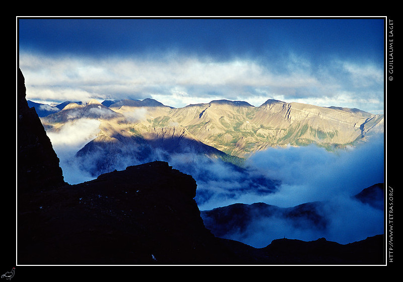 Alpes du Sud : Brumes et nuages sur les crtes de l'Ubaye, derrire les crtes du Brec de Chambeyron