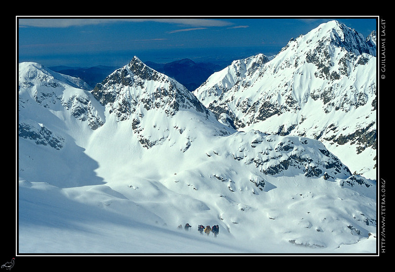 Alpes du Sud : Groupes de randonneurs et bourrasques de neige frache durant la monte au Clapier depuis le refuge de Nice