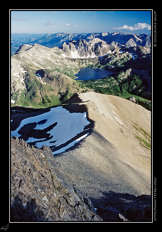 Alpes du Sud : Depuis le sommet du Mont Pelat, une vue plongeante sur le lac d'Allos et ses pierriers