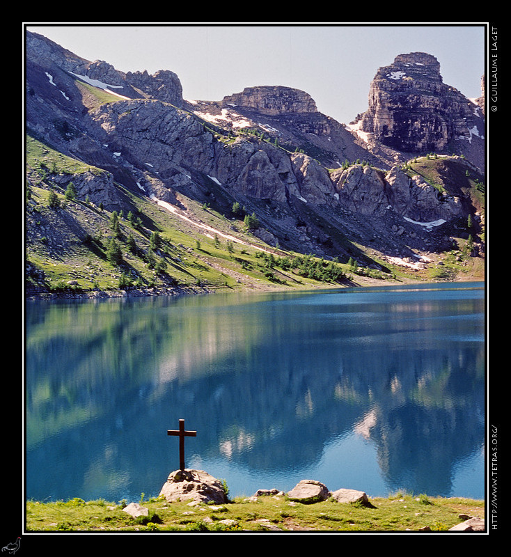 Alpes du Sud : Une croix au bord du lac d'Allos