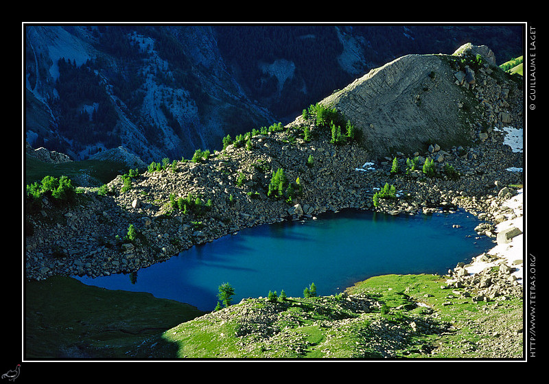 Alpes du Sud : Lever de soleil sur un petit lac, au dessus du lac d'Allos
