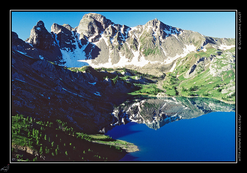 Alpes du Sud : Les tours du Lac se refltent dans le lac d'Allos