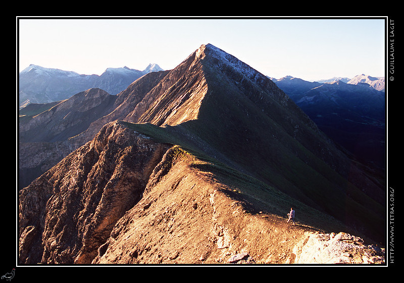 Alpes du Sud : Au dessus du col d'Allos, lever de soleil sur la crte descendant du Grand Cheval de Bois