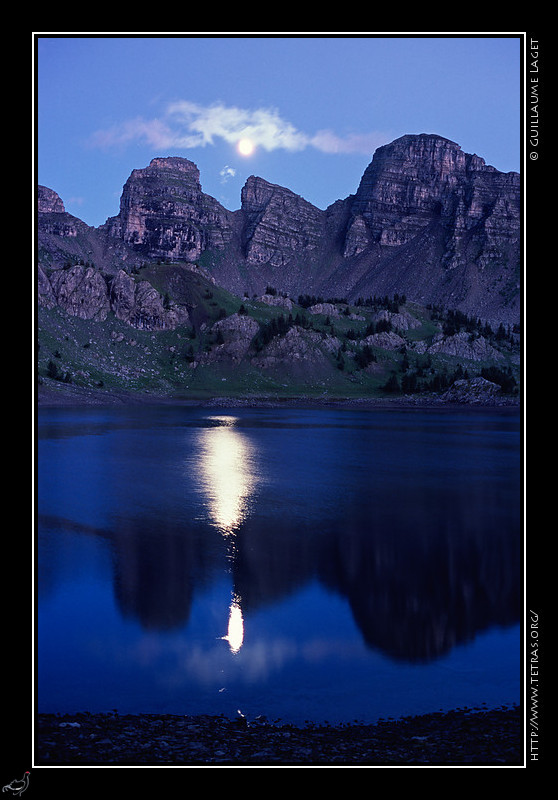 Alpes du Sud : Au crpuscule, la lune et les Tours du Lac se refltent dans le lac d'Allos