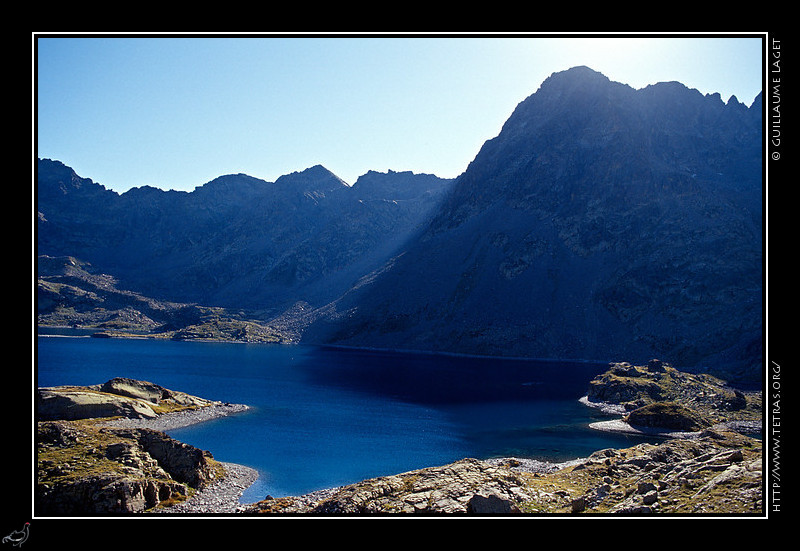 Alpes du Sud : Premier rayon de soleil sur le lac de Rabuons
