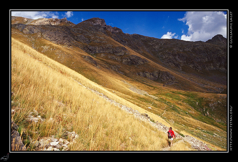 Alpes du Sud : Randonneuse sur le sentier qui longe le lac de Vens, peu avant l'orage..