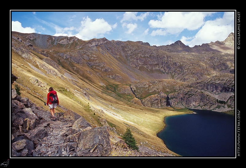 Alpes du Sud : Randonneuse sur le sentier dominant le lac de Vens suprieur